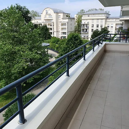 Appartement Residentiel Au Vert Et Au Frais Montigny-le-Bretonneux Exterior photo